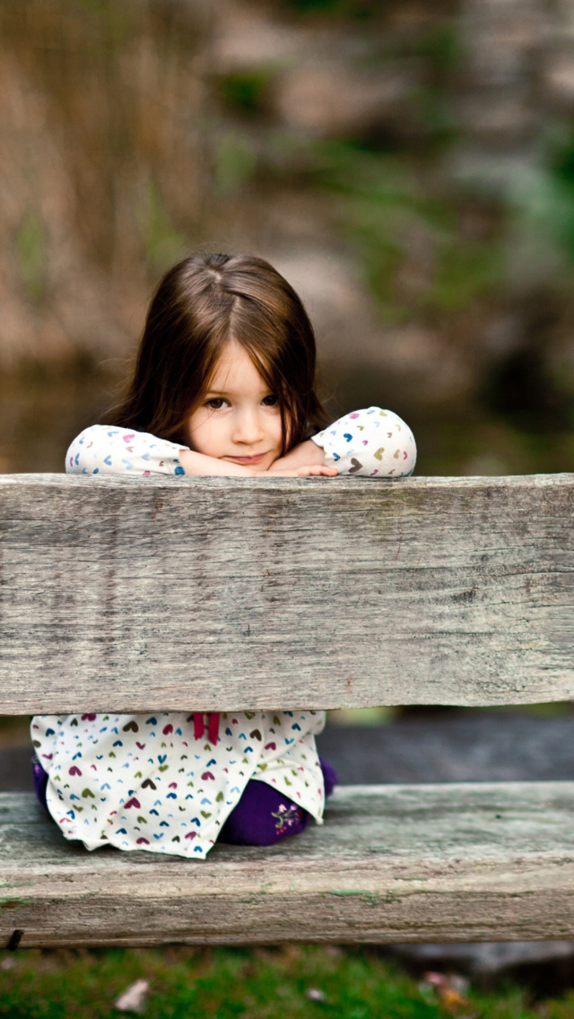 Das Child Sitting On Bench Wallpaper 640x1136