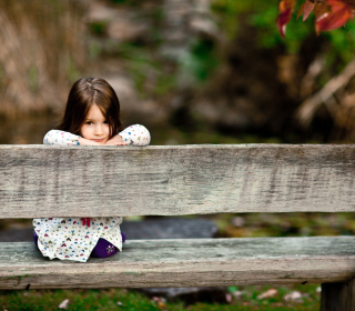 Kostenloses Child Sitting On Bench Wallpaper für 128x128