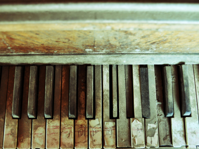 Обои Old Piano Keyboard 640x480