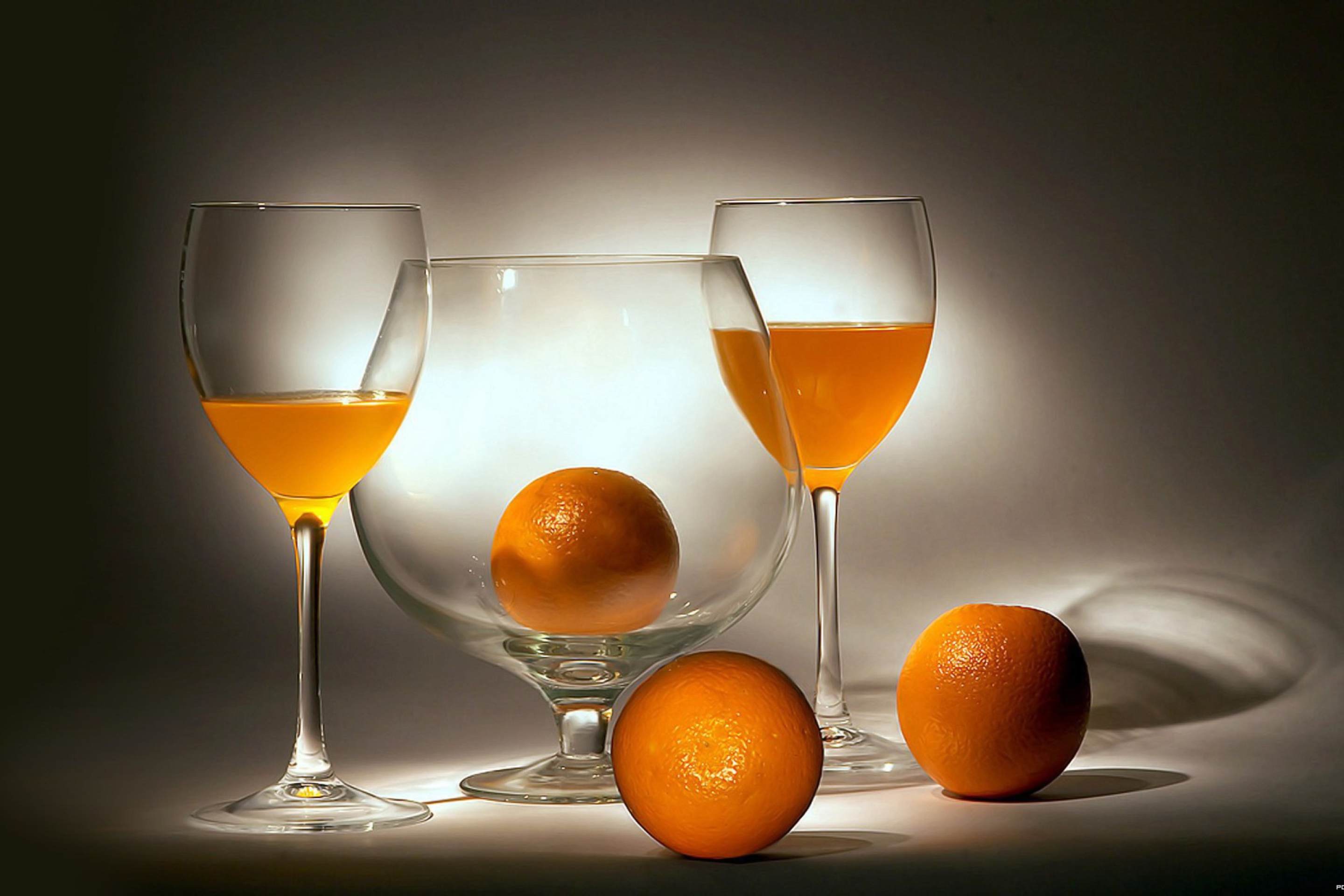 Вина и апельсины. Натюрморт с апельсинами. Натюрморт с бокалом. Натюрморт на оранжевом фоне. Оранжевые бокалы.
