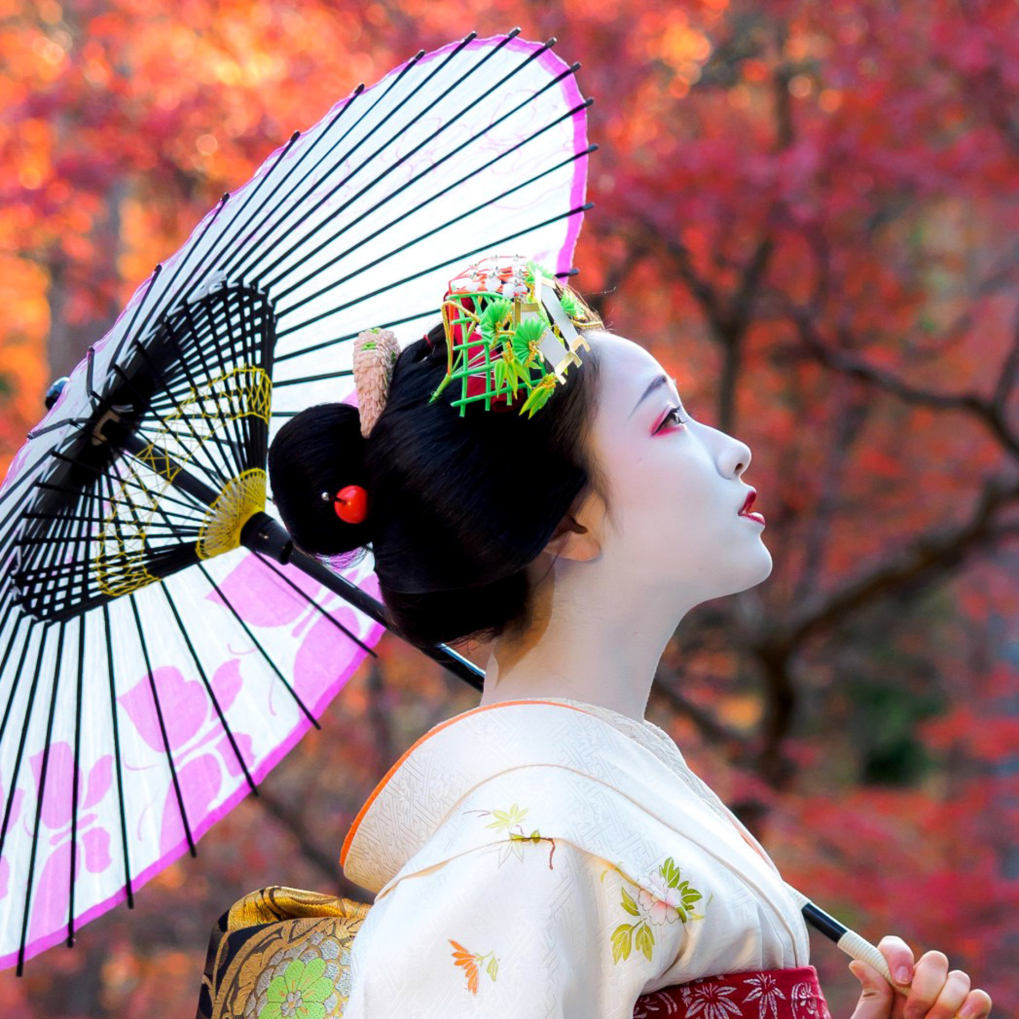 Japanese Girl with Umbrella wallpaper 2048x2048