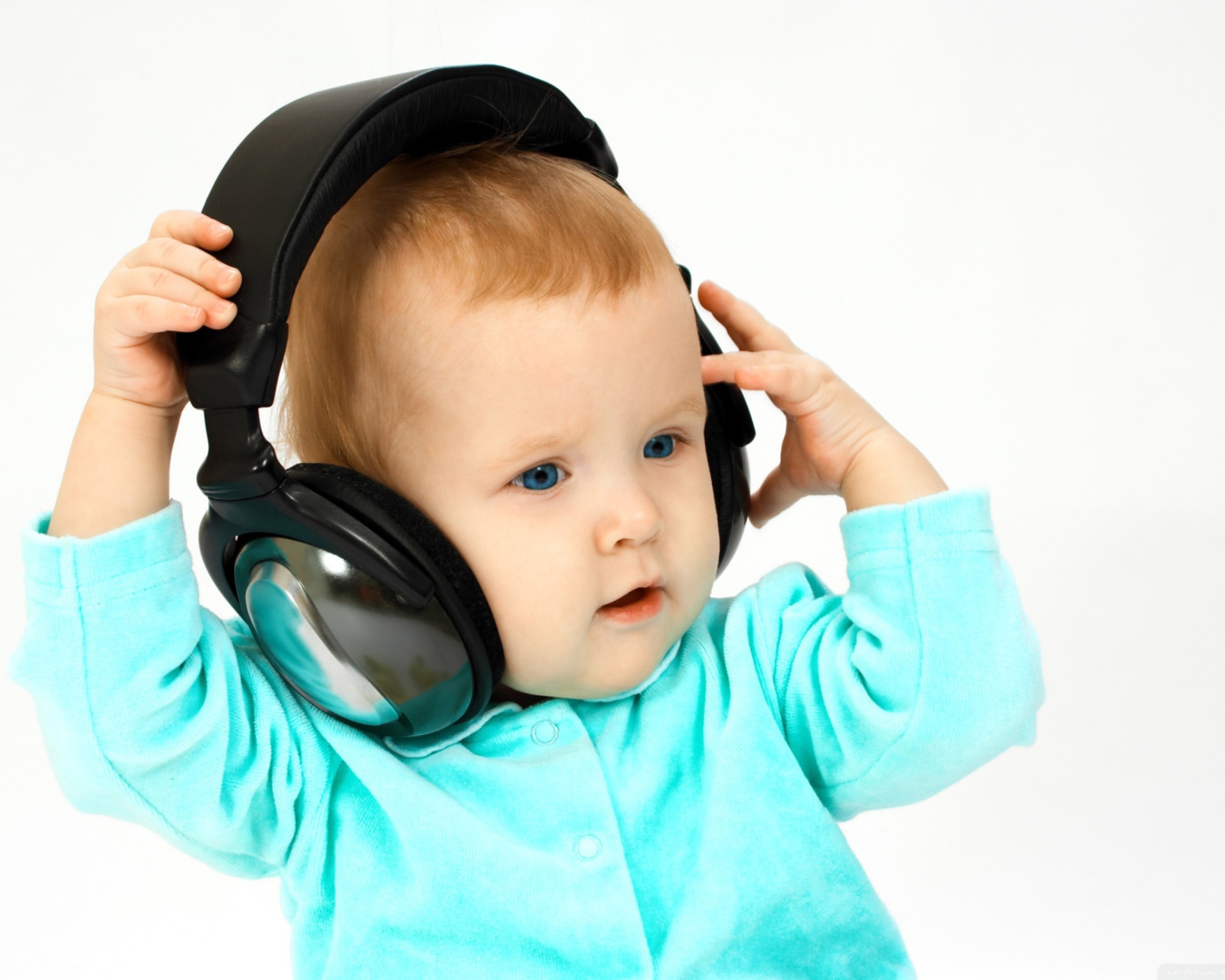 Музыка для малышей за 5 минут. Ребенок слушает. Ребенок с микрофоном. Слушать музыку картинка для детей. Дети СЛУШАЮТ музыку картинки для детей.