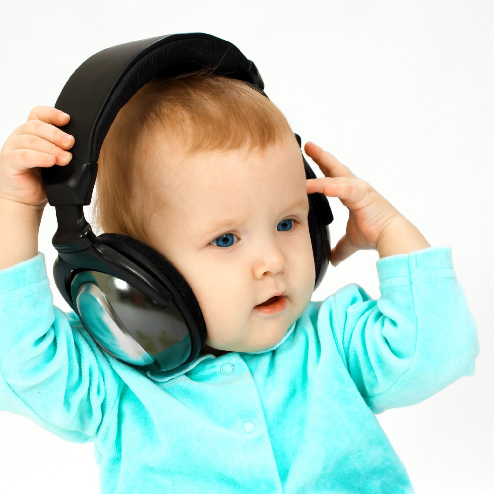 Современная музыка для детей в детском. Ребенок с наушниками. Музыкальные дети. Ребенок слушает. Чел в наушниках.