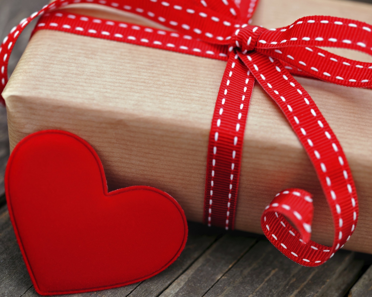 Обои Romantic Gift 1280x1024
