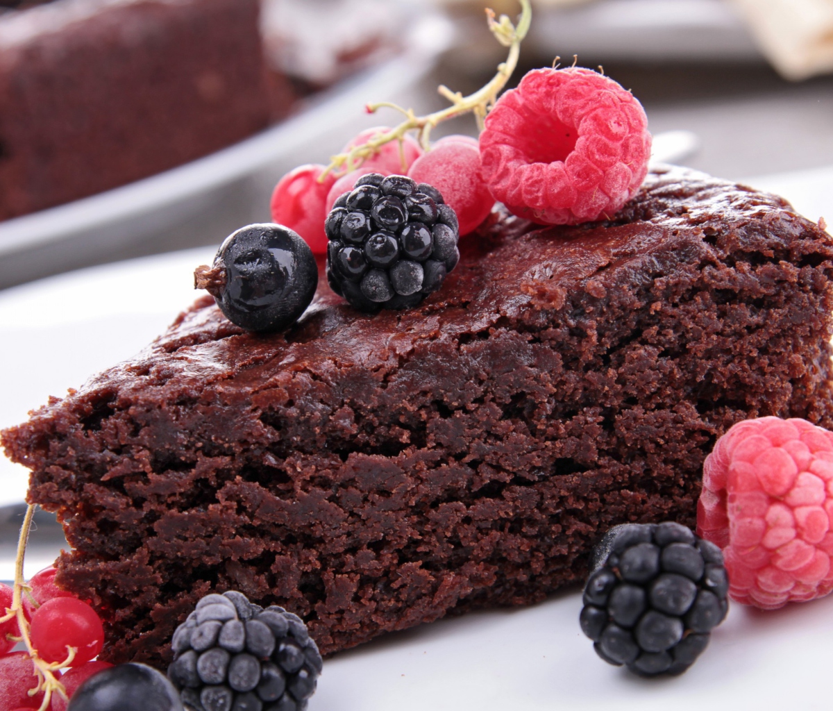 Обои Berries On Chocolate Cake 1200x1024