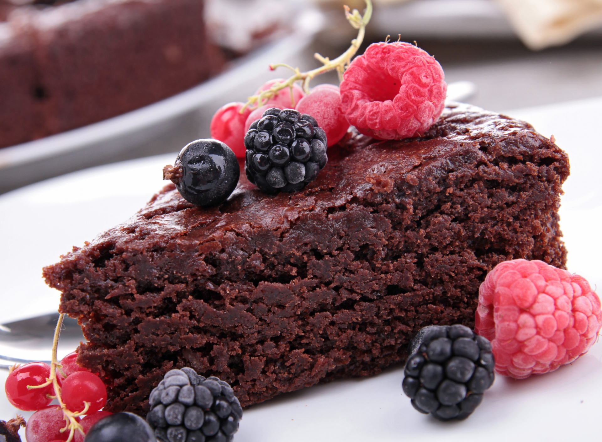 Fondo de pantalla Berries On Chocolate Cake 1920x1408