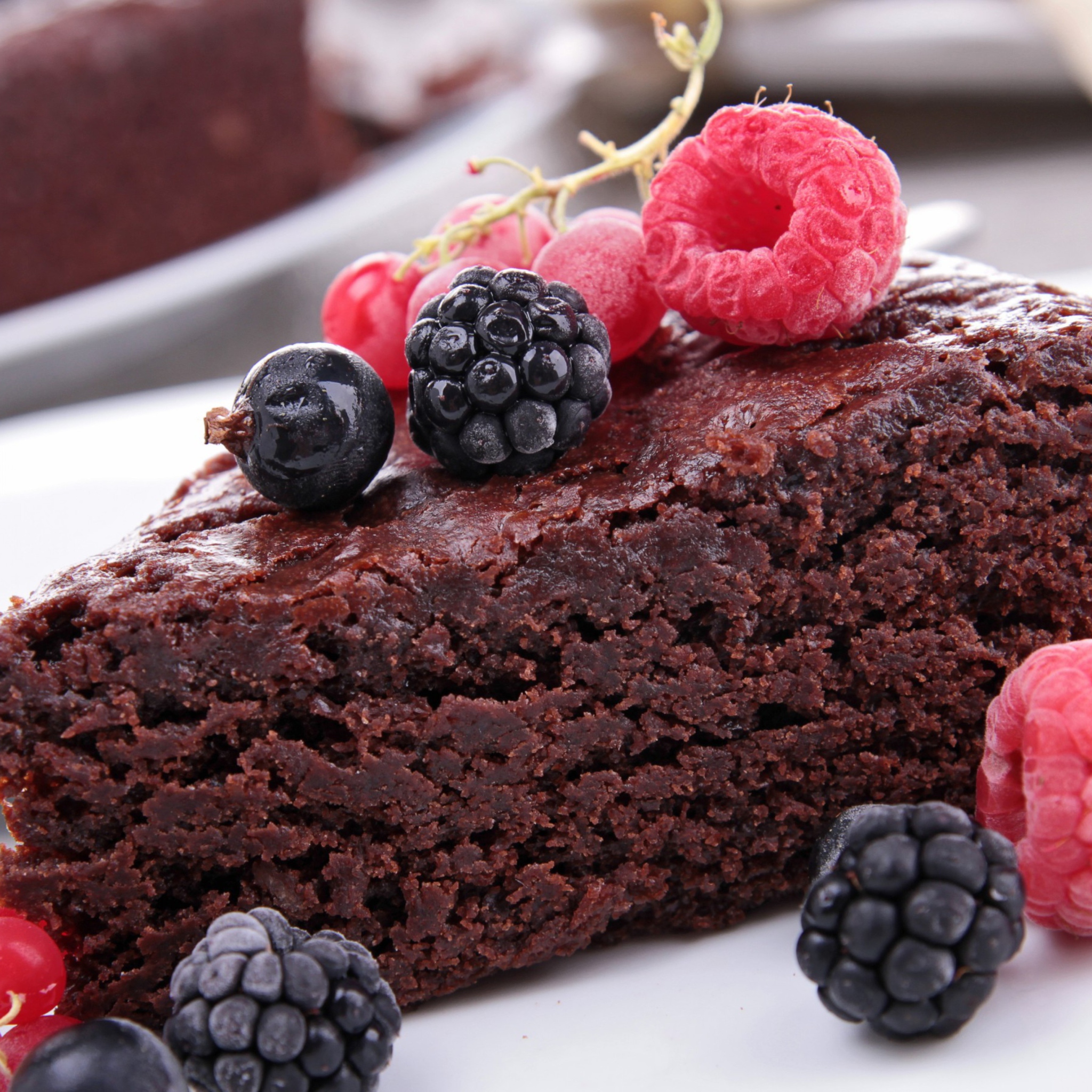 Sfondi Berries On Chocolate Cake 2048x2048