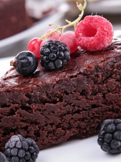 Fondo de pantalla Berries On Chocolate Cake 240x320