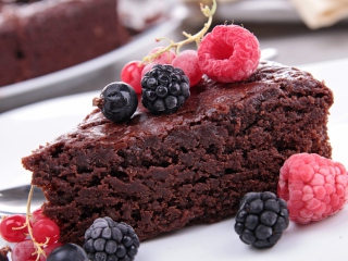 Fondo de pantalla Berries On Chocolate Cake 320x240