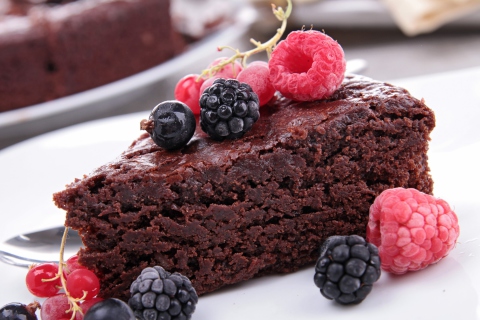 Sfondi Berries On Chocolate Cake 480x320