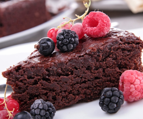 Screenshot №1 pro téma Berries On Chocolate Cake 480x400
