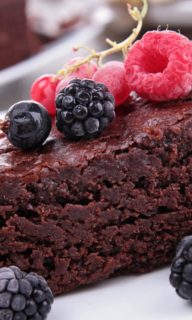 Fondo de pantalla Berries On Chocolate Cake 768x1280
