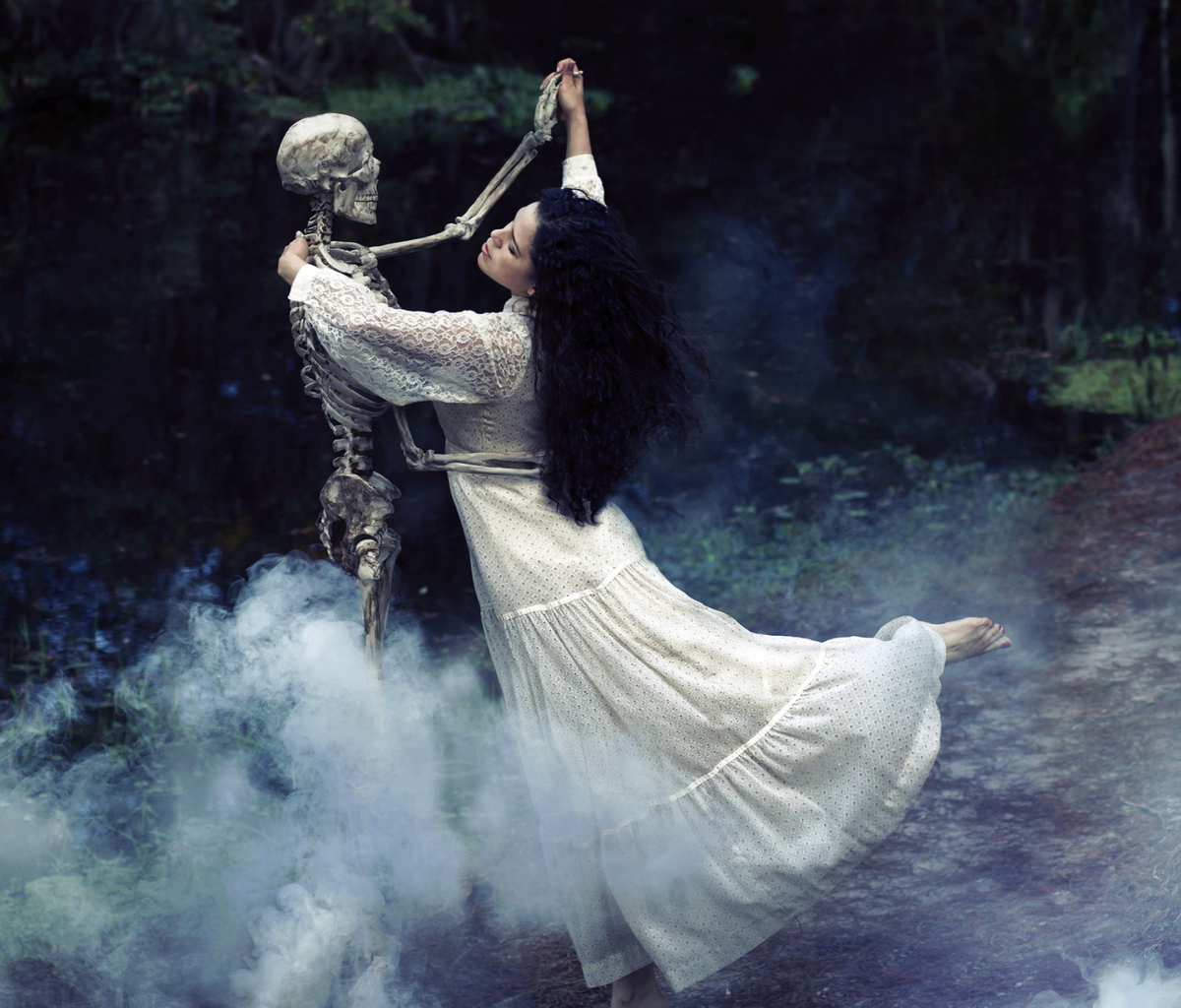 Girl Dancing With Skeleton screenshot #1 1200x1024