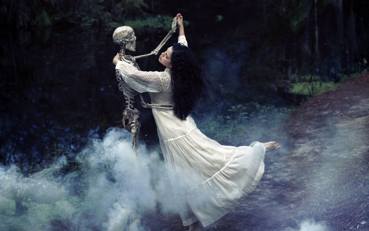 Fondo de pantalla Girl Dancing With Skeleton 1280x800