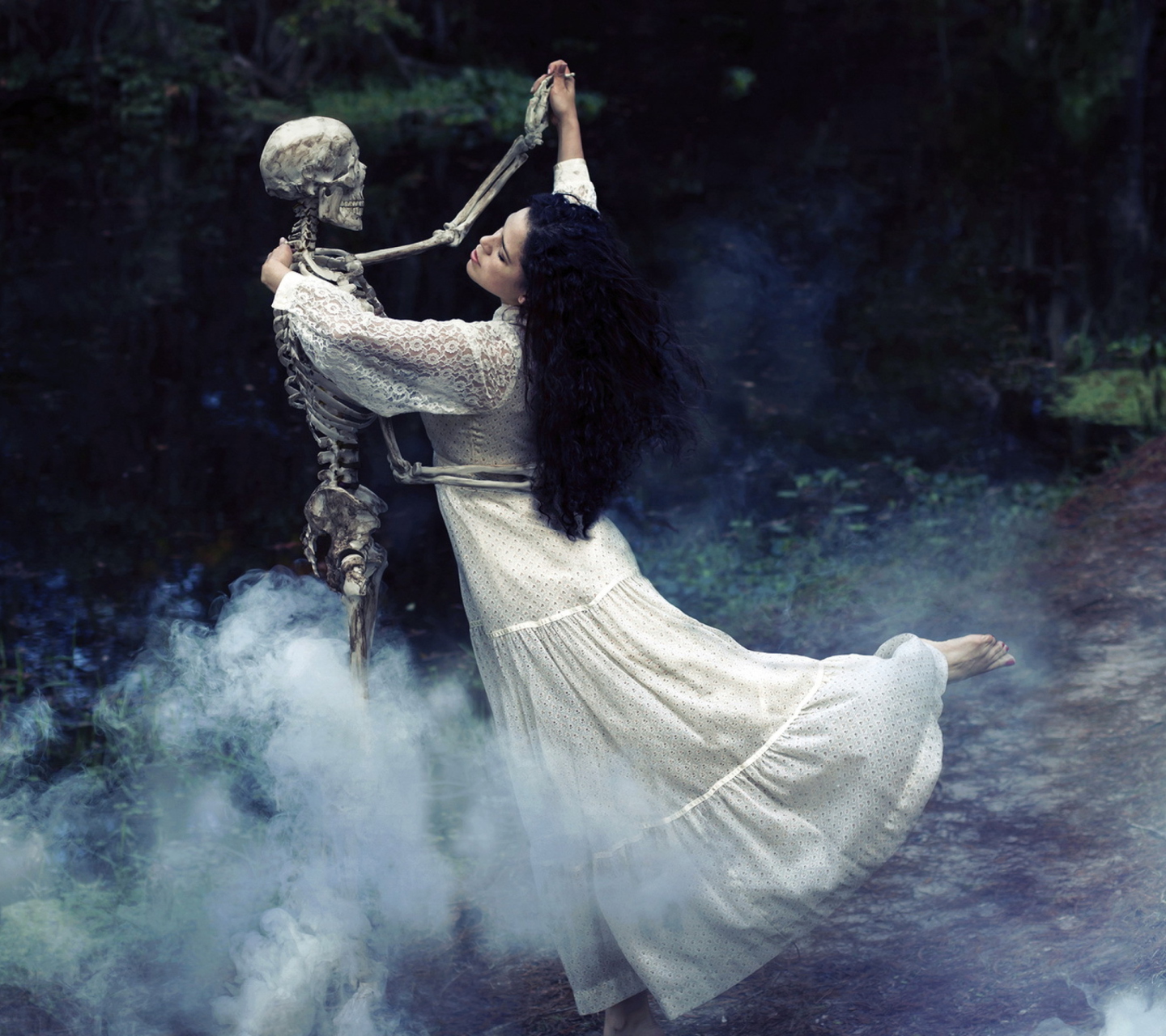 Fondo de pantalla Girl Dancing With Skeleton 1440x1280