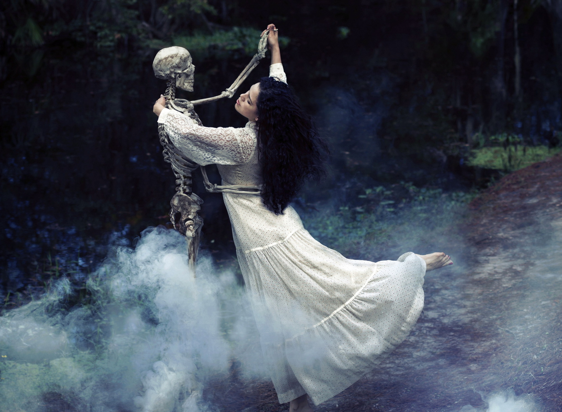 Fondo de pantalla Girl Dancing With Skeleton 1920x1408