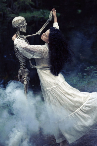 Screenshot №1 pro téma Girl Dancing With Skeleton 320x480