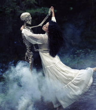 Girl Dancing With Skeleton - Obrázkek zdarma pro Nokia Asha 309