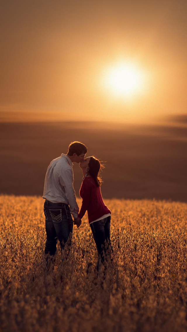 Das Couple Kissing In Field Wallpaper 640x1136