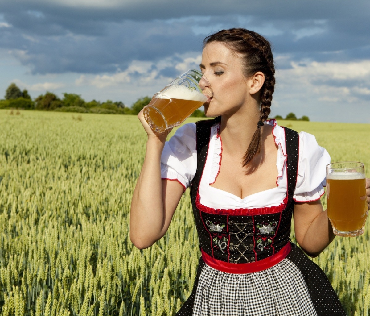 Fondo de pantalla Girl likes Bavarian Weissbier 1200x1024