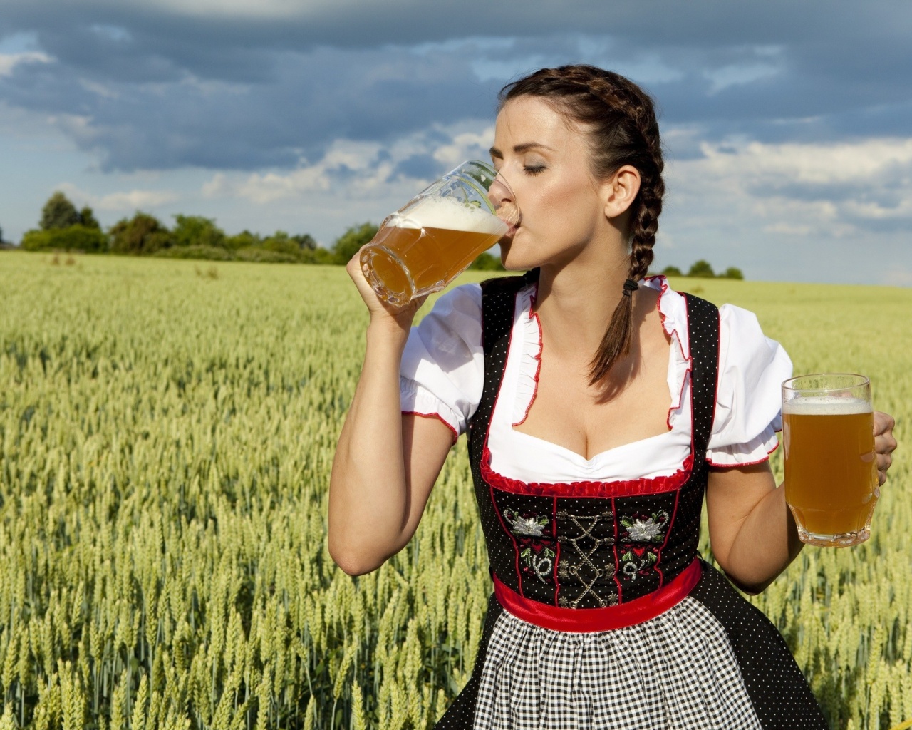 Girl likes Bavarian Weissbier wallpaper 1280x1024