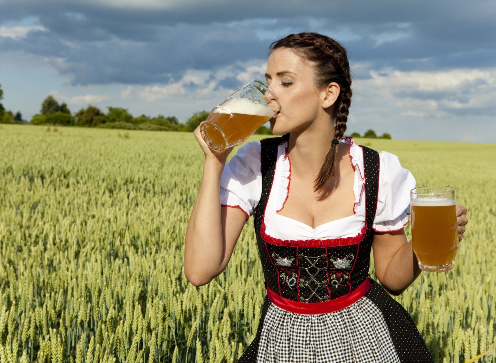 Girl likes Bavarian Weissbier screenshot #1 1920x1408