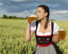 Fondo de pantalla Girl likes Bavarian Weissbier 220x176