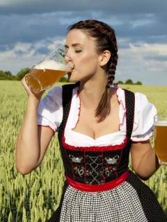 Sfondi Girl likes Bavarian Weissbier 240x320