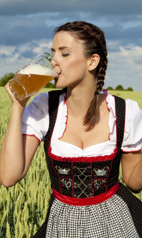 Sfondi Girl likes Bavarian Weissbier 480x800