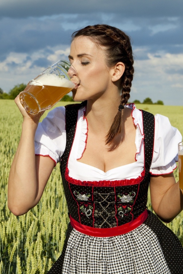 Fondo de pantalla Girl likes Bavarian Weissbier 640x960