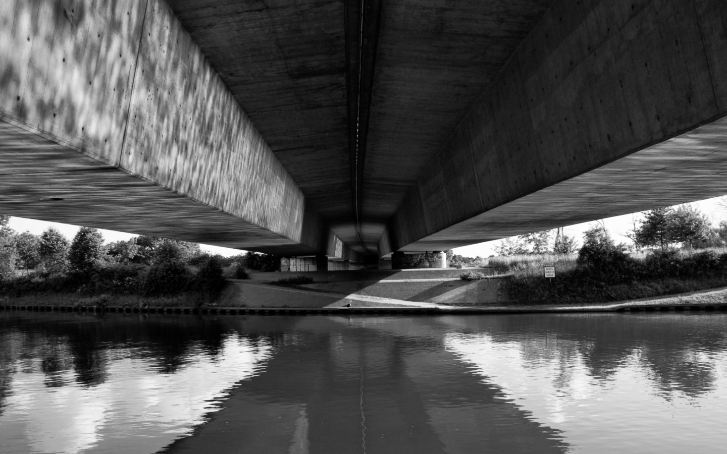 Screenshot №1 pro téma Under The Bridge 1440x900