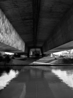 Das Under The Bridge Wallpaper 240x320