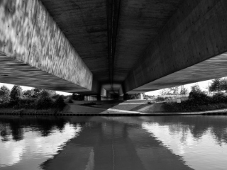 Fondo de pantalla Under The Bridge 320x240