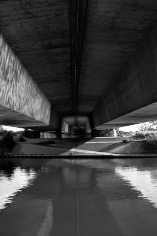 Das Under The Bridge Wallpaper 320x480
