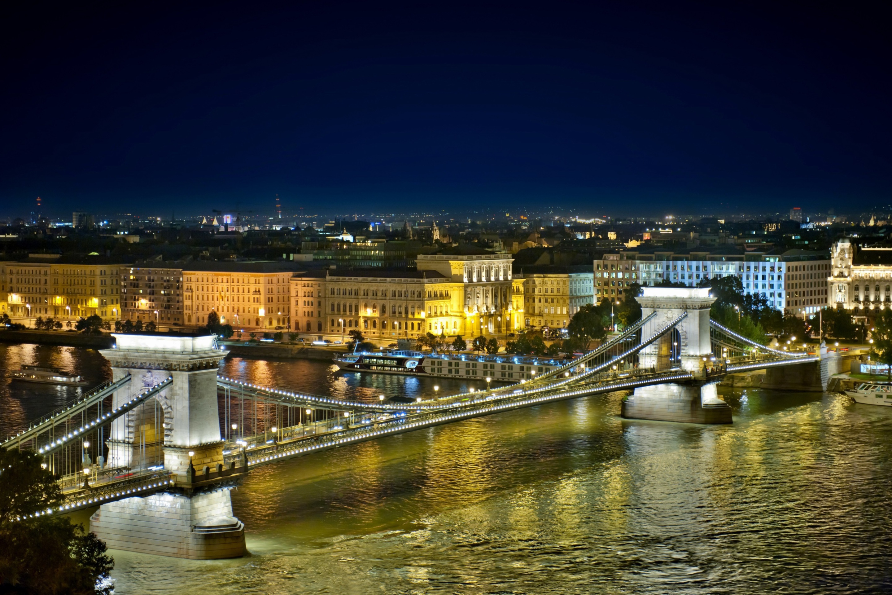 Das Budapest Danube Bridge Wallpaper 2880x1920