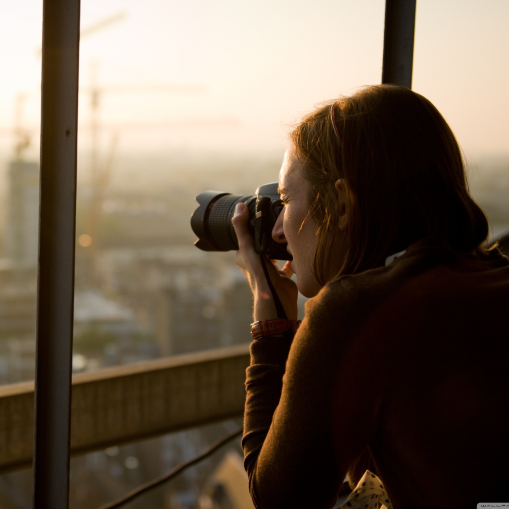 Fondo de pantalla Photographer Taking Picture 1024x1024