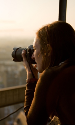 Das Photographer Taking Picture Wallpaper 240x400