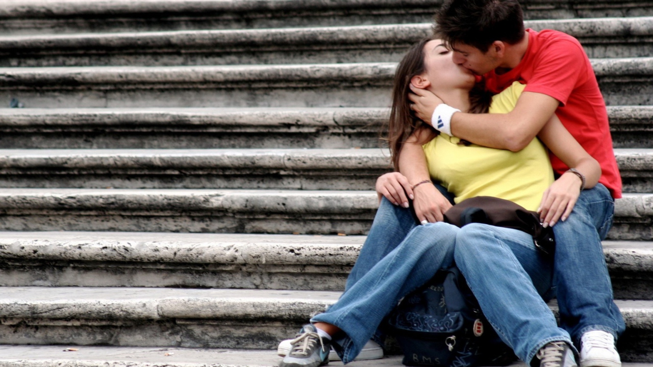 Kissing Couple screenshot #1 1280x720
