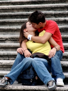 Fondo de pantalla Kissing Couple 240x320