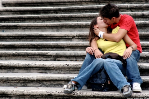 Kissing Couple wallpaper 480x320