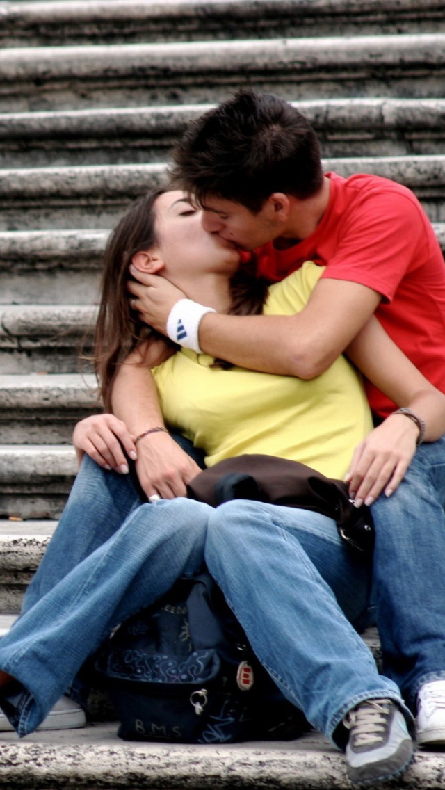 Обои Kissing Couple 640x1136