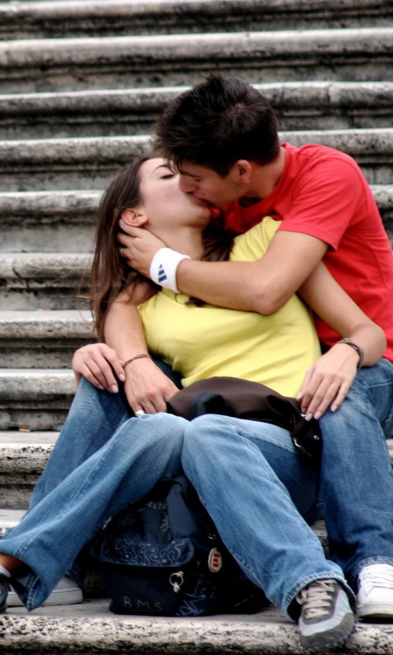 Das Kissing Couple Wallpaper 768x1280