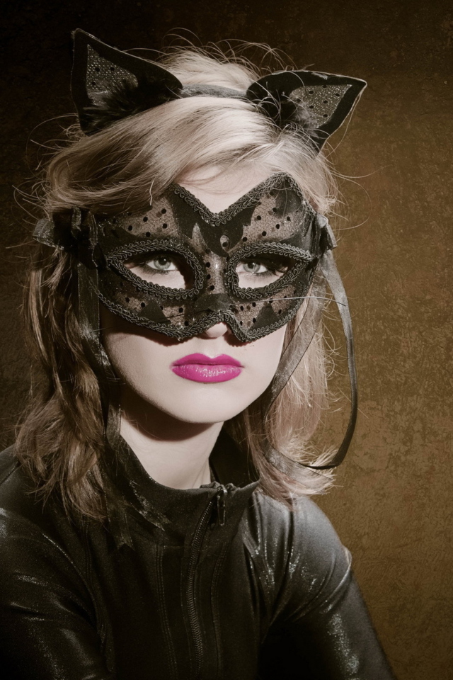 Das Cat Woman Mask Wallpaper 640x960