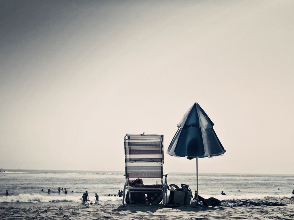 Das Beach Chair And Umbrella Wallpaper 1024x768