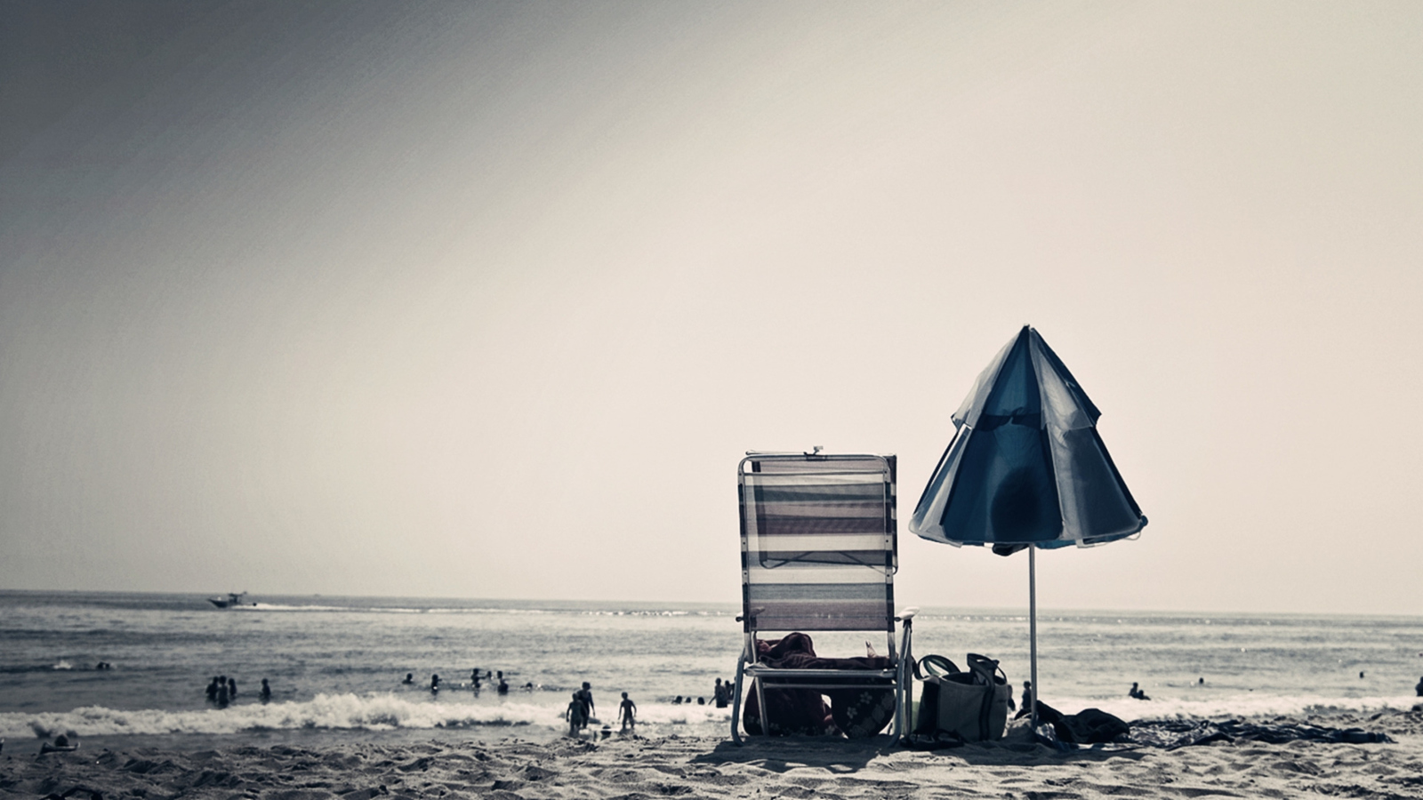 Das Beach Chair And Umbrella Wallpaper 1600x900