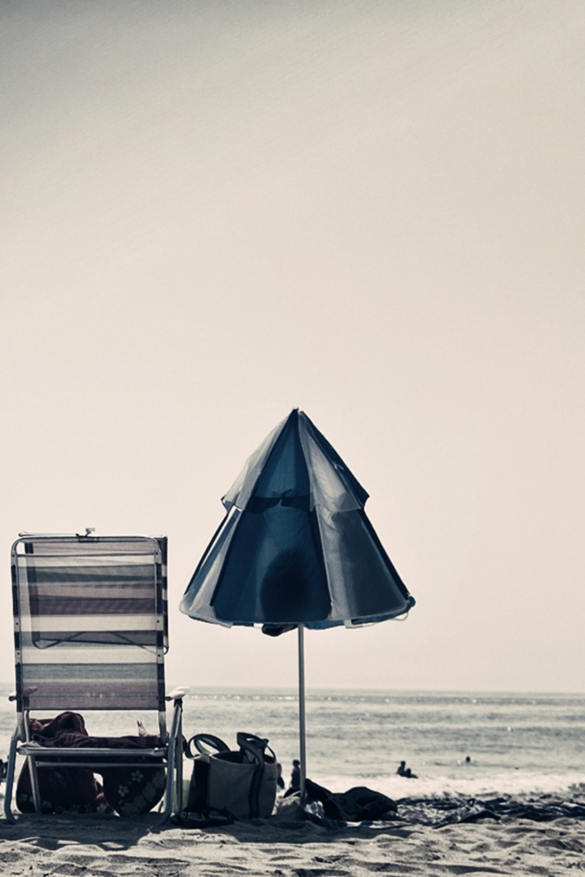 Das Beach Chair And Umbrella Wallpaper 640x960