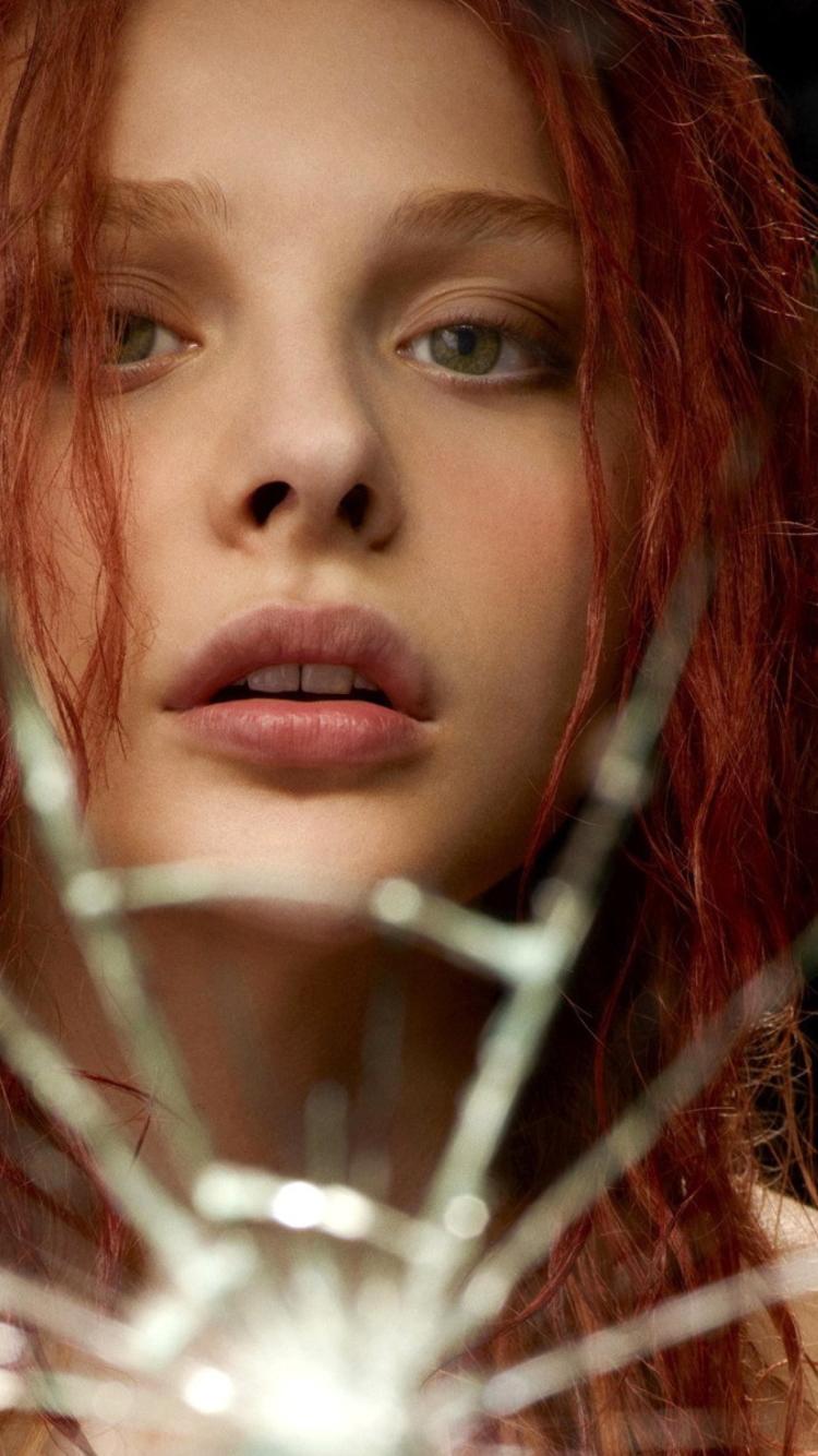 Chloë Grace Moretz As Stephen King's Carrie screenshot #1 750x1334
