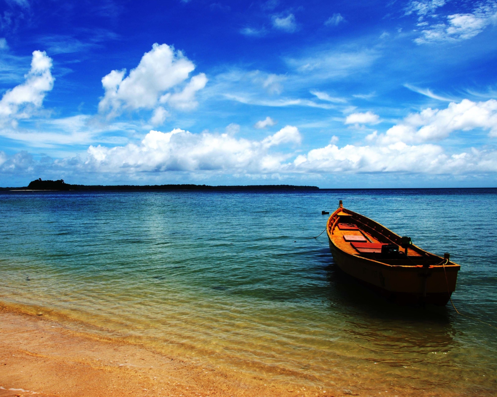 Das Boat On Sea Shore Wallpaper 1600x1280