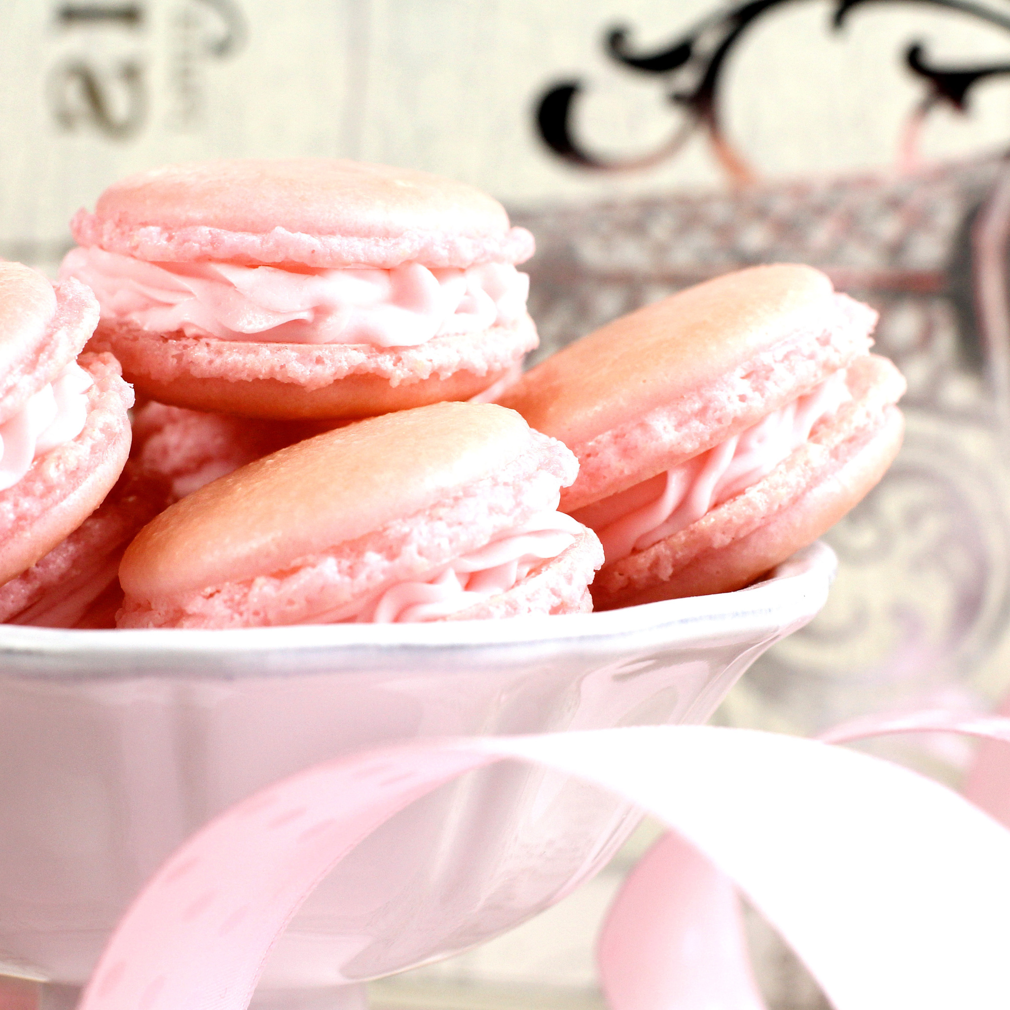 Sfondi Pink Macaron Flavor 2048x2048
