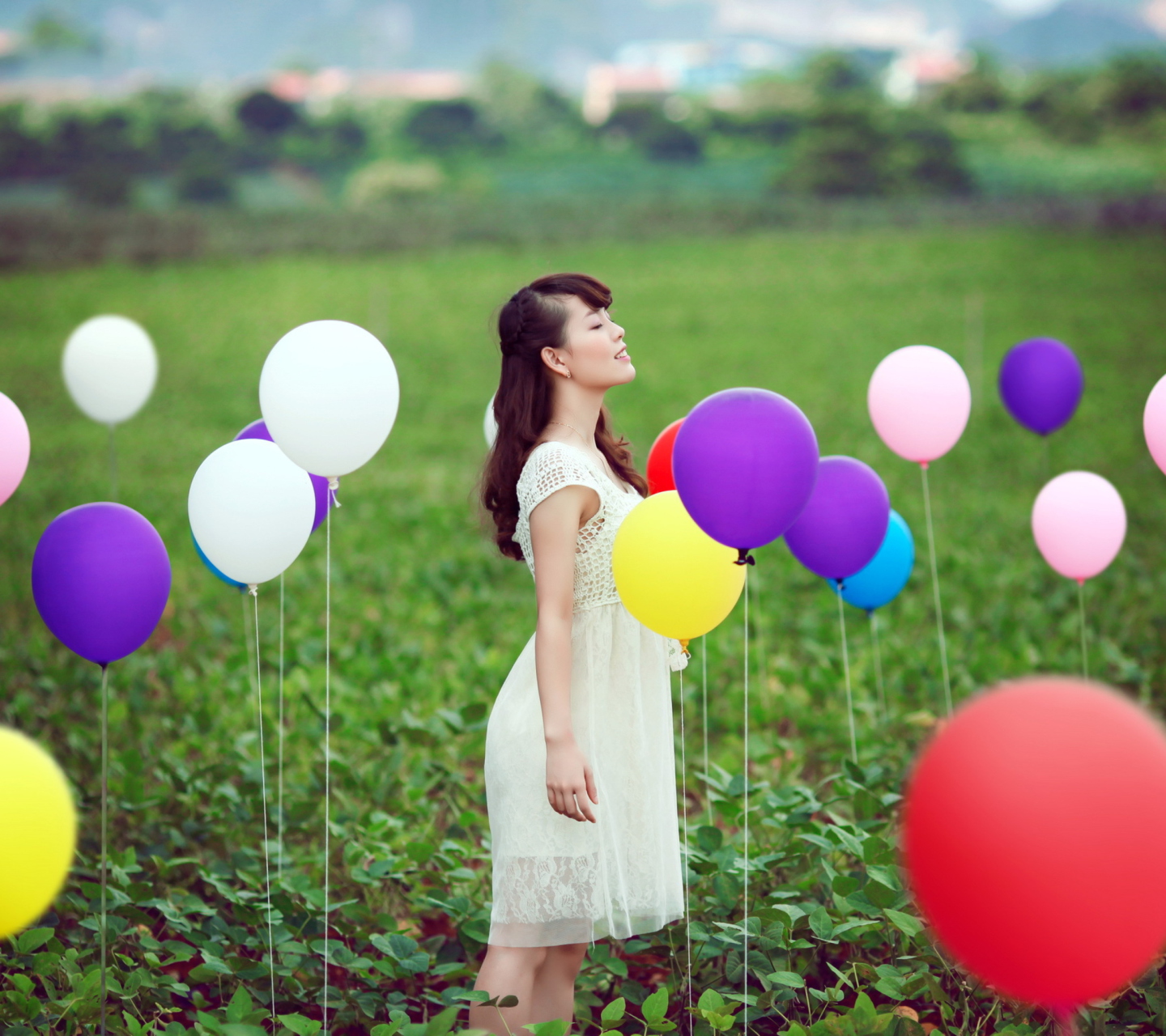 Fondo de pantalla Girl And Colorful Balloons 1440x1280